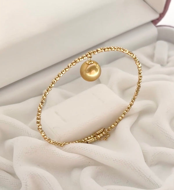 Golden Pearl Bracelet: 18K Gold Bracelet with one 10-11mm AAAA Gem-quality Golden South Sea Pearl